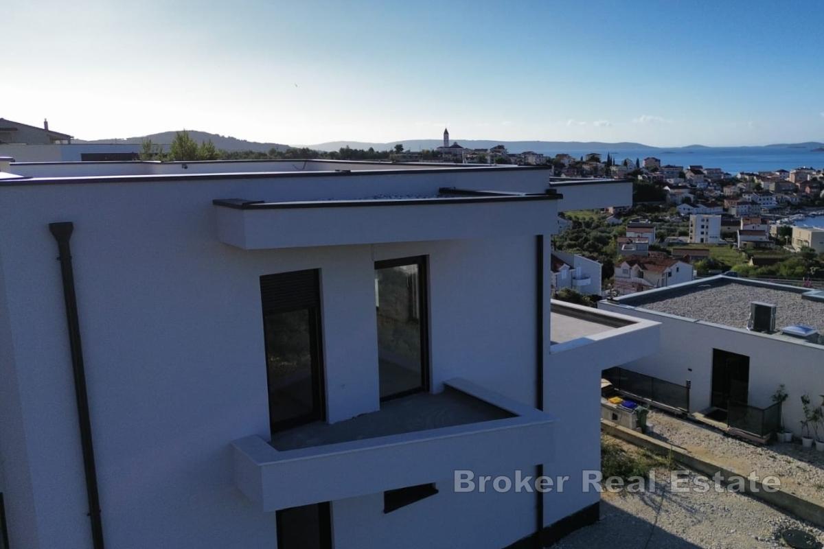 Tvåvåningshus med havsutsikt