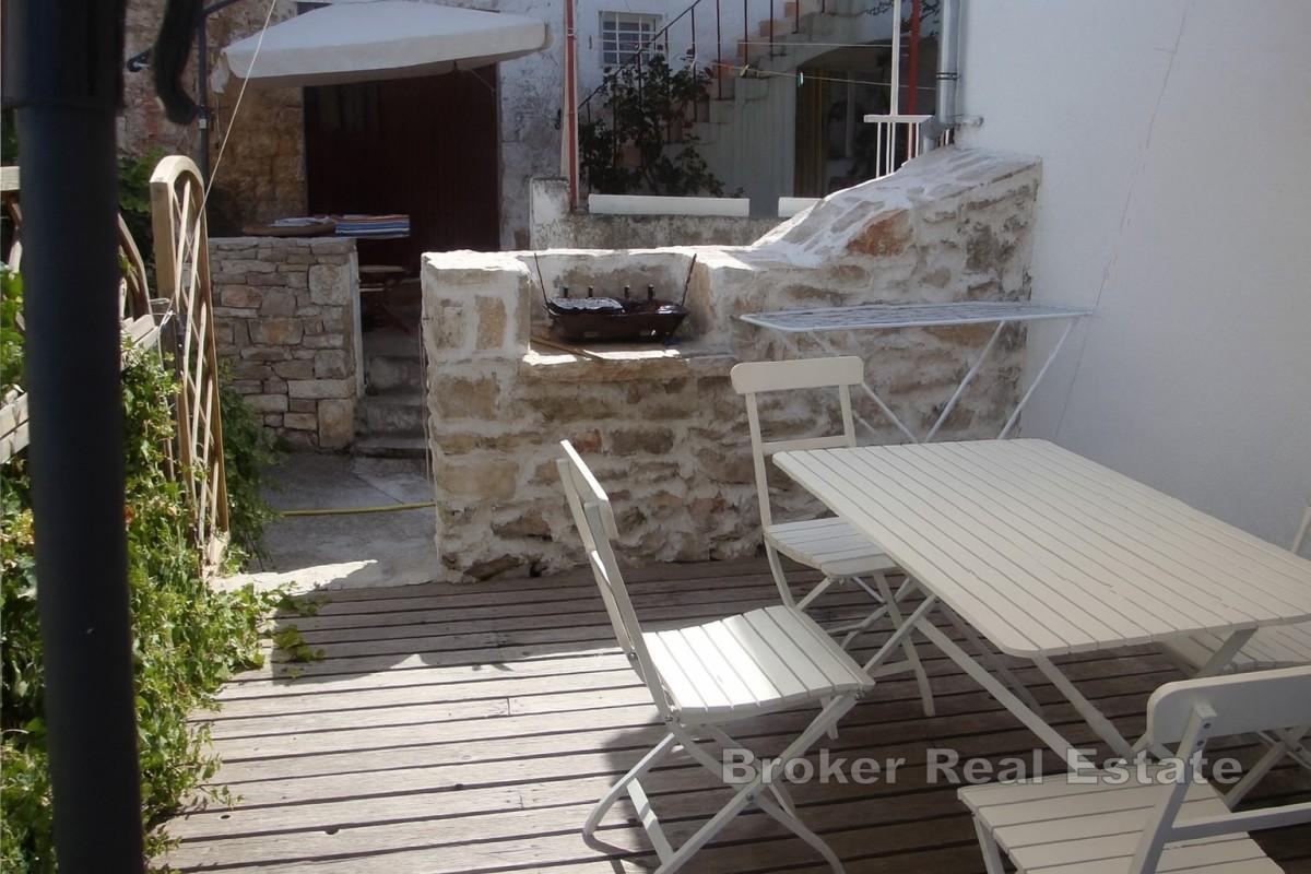 Maison dalmate en pierre avec vue mer