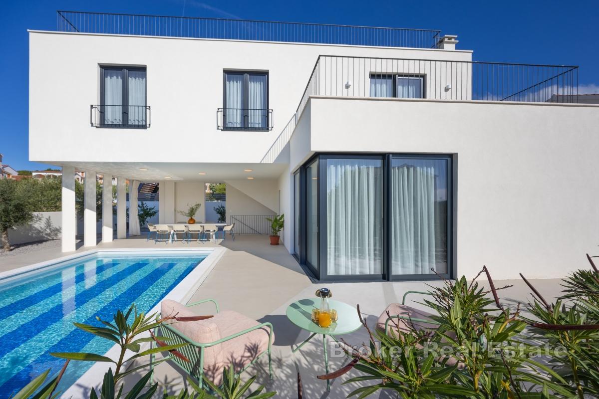 Moderne Villa mit Pool in Meeresnähe