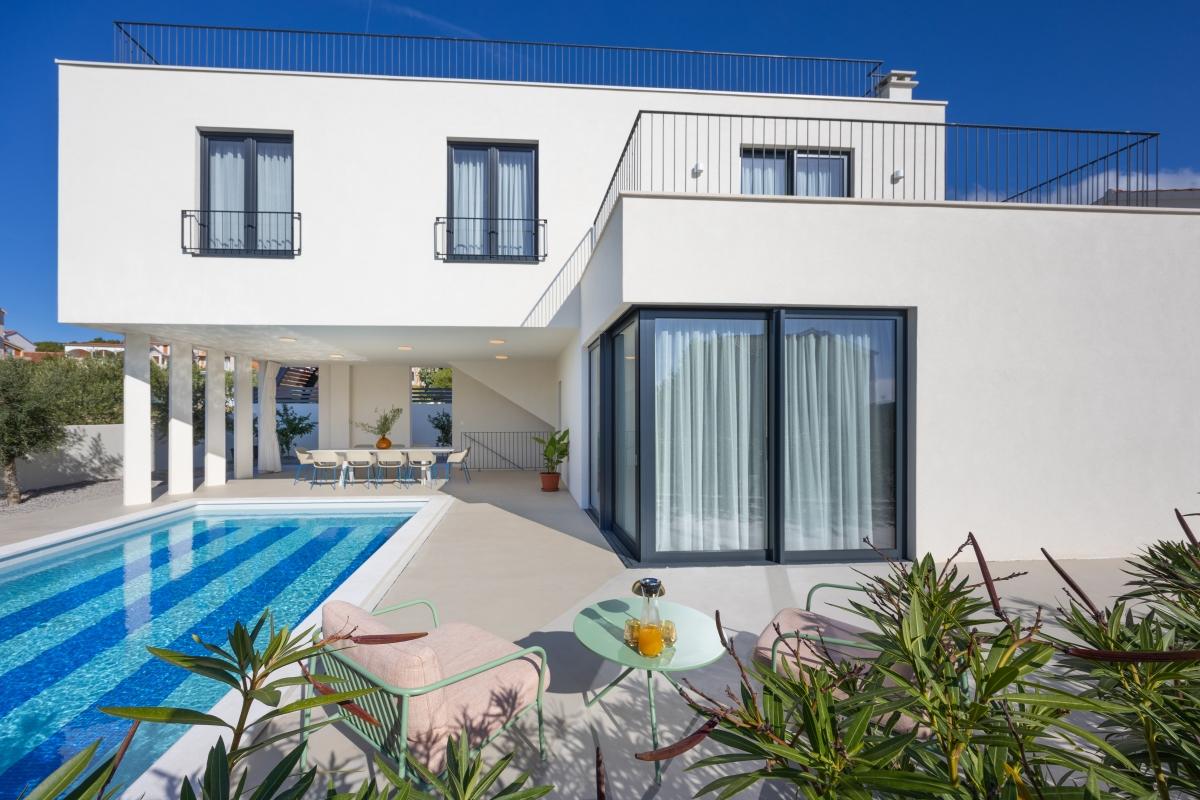 001-5455-30-Rogoznica-Villa-with-pool-near-the-beach-for-sale