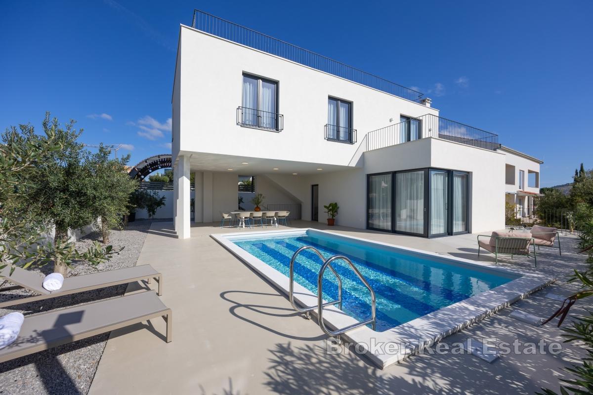 Moderne Villa mit Pool in Meeresnähe