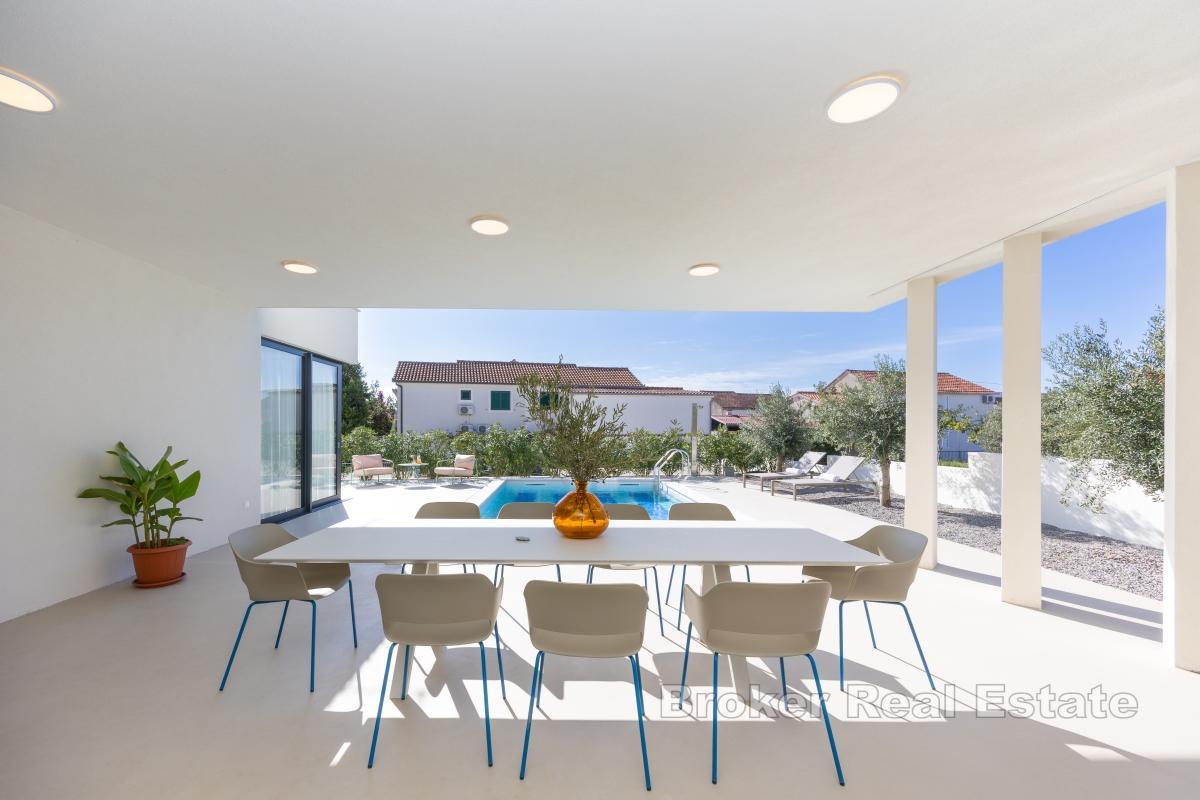 Moderne Villa mit Pool in Meeresnähe