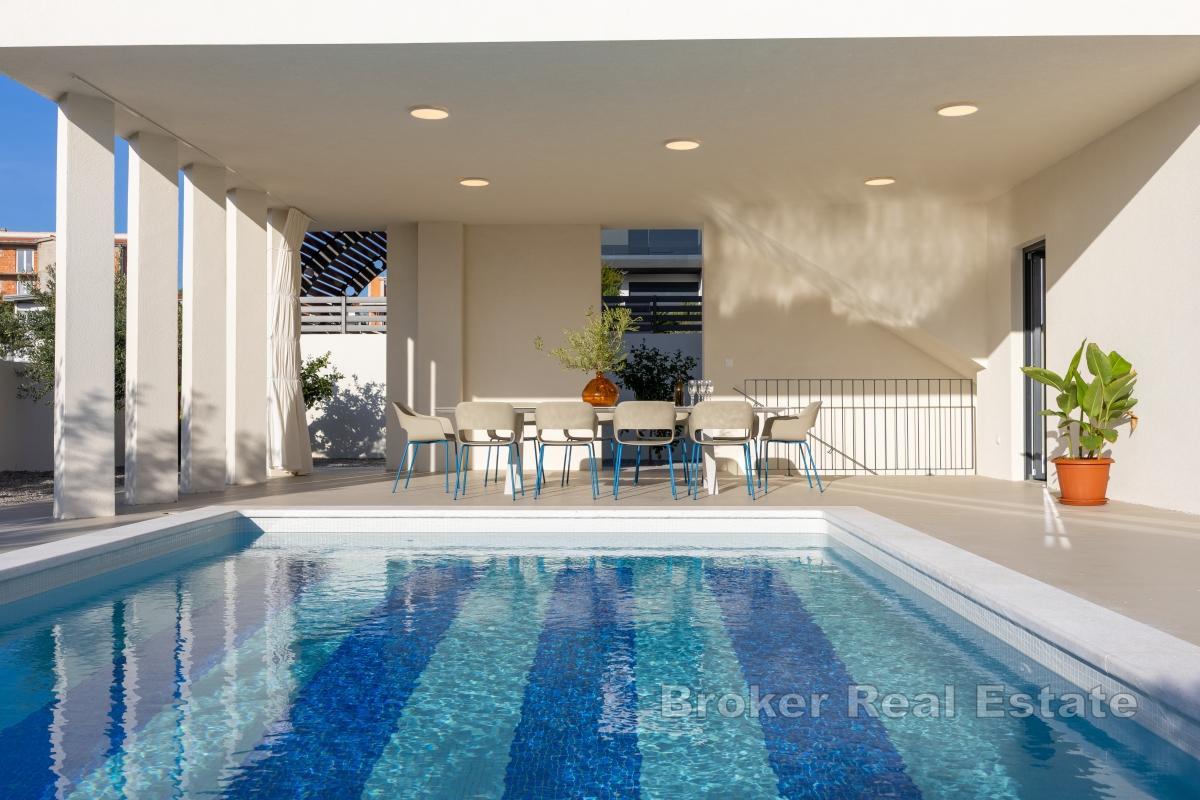 Moderne Villa mit Pool in Meeresnähe