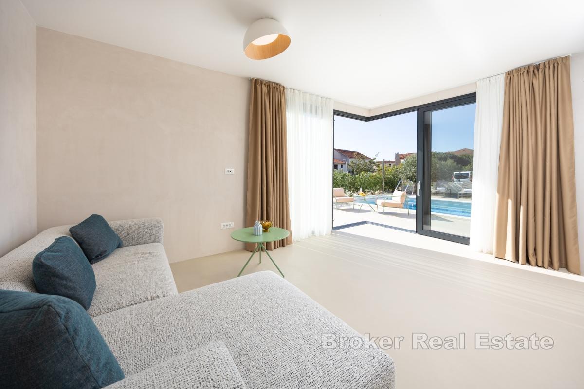 Moderne Villa mit Pool in Meeresnähe