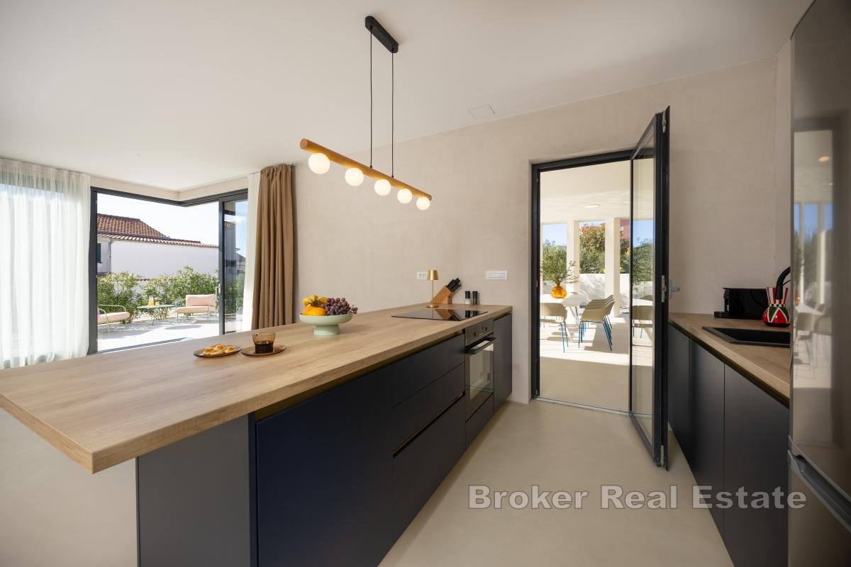 Moderne Villa mit Pool in Meeresnähe