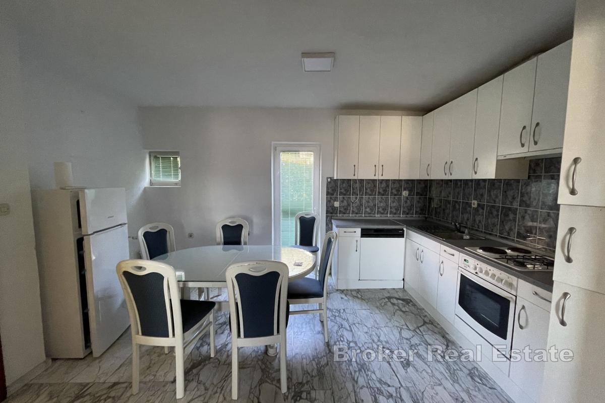 Enebolig i to etasjer med uthus