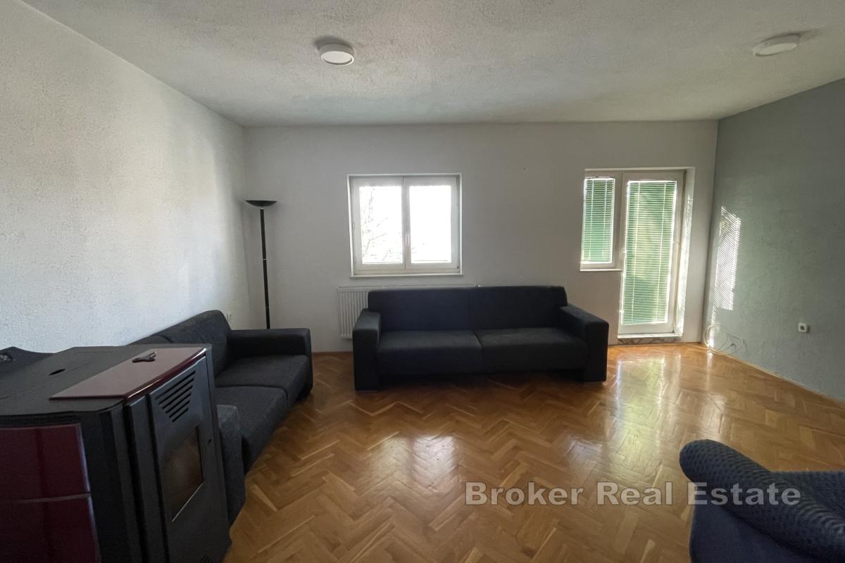 Dvoupodlažní samostatně stojící dům s hospodářskou budovou