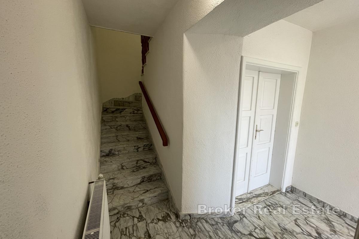 Dvoupodlažní samostatně stojící dům s hospodářskou budovou