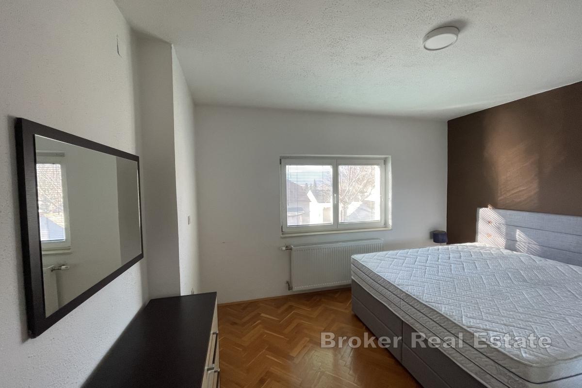 Dvoupodlažní samostatně stojící dům s hospodářskou budovou