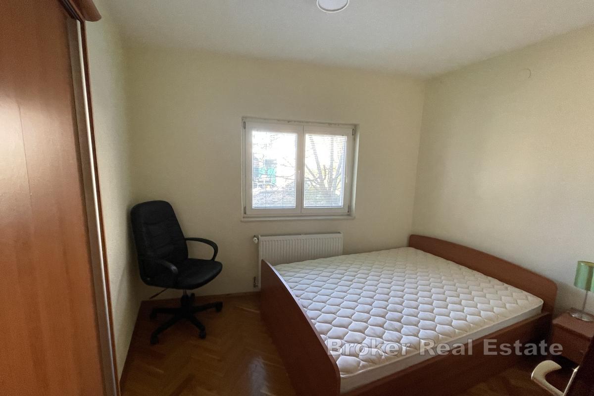 Enebolig i to etasjer med uthus