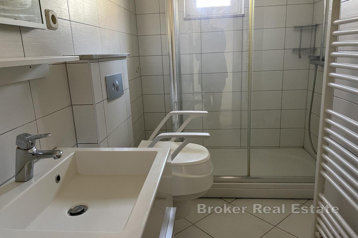 Enebolig i to etasjer med uthus