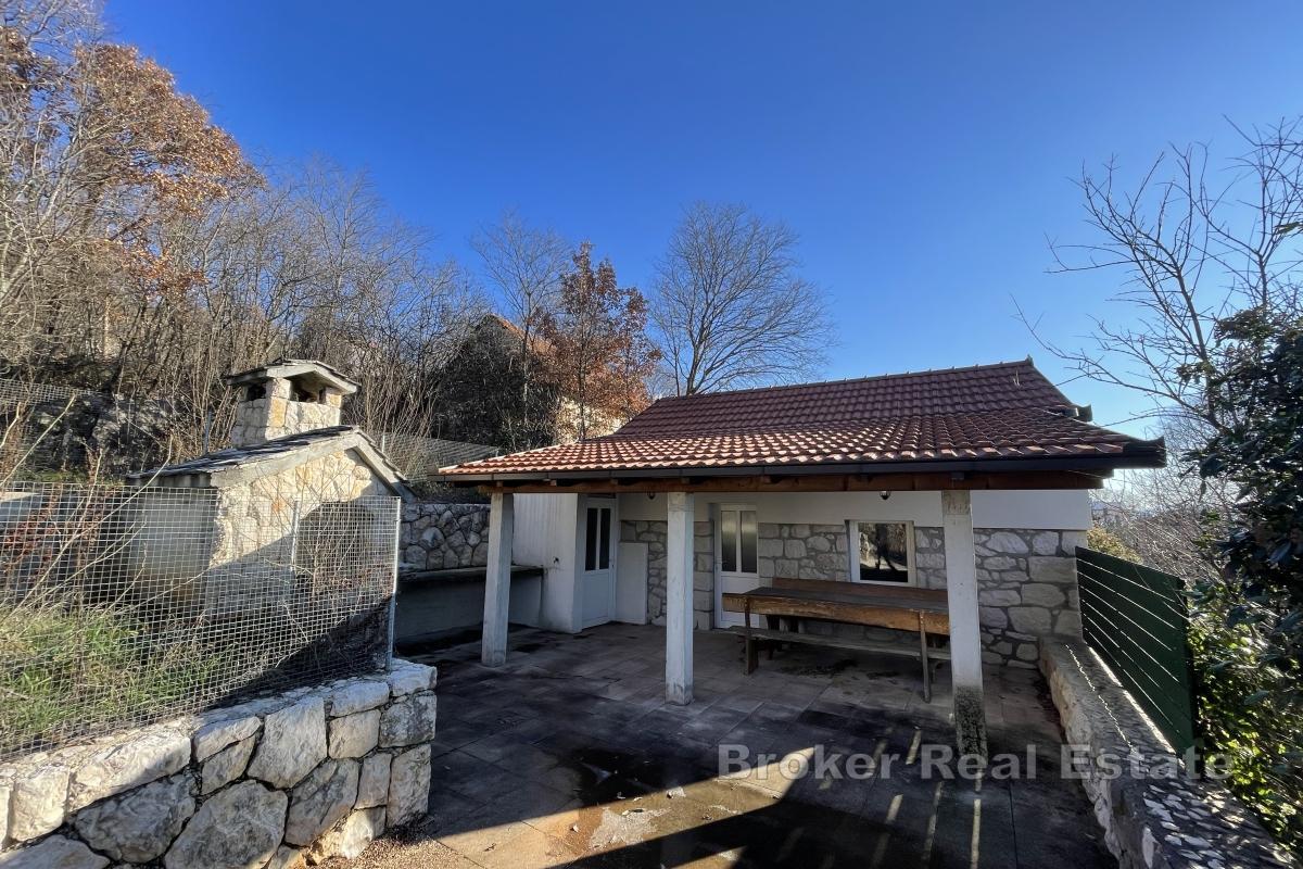 Dvoupodlažní samostatně stojící dům s hospodářskou budovou