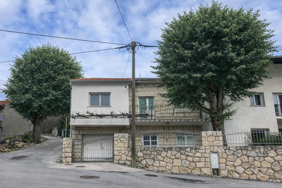 Tvåvåningshus med uthus