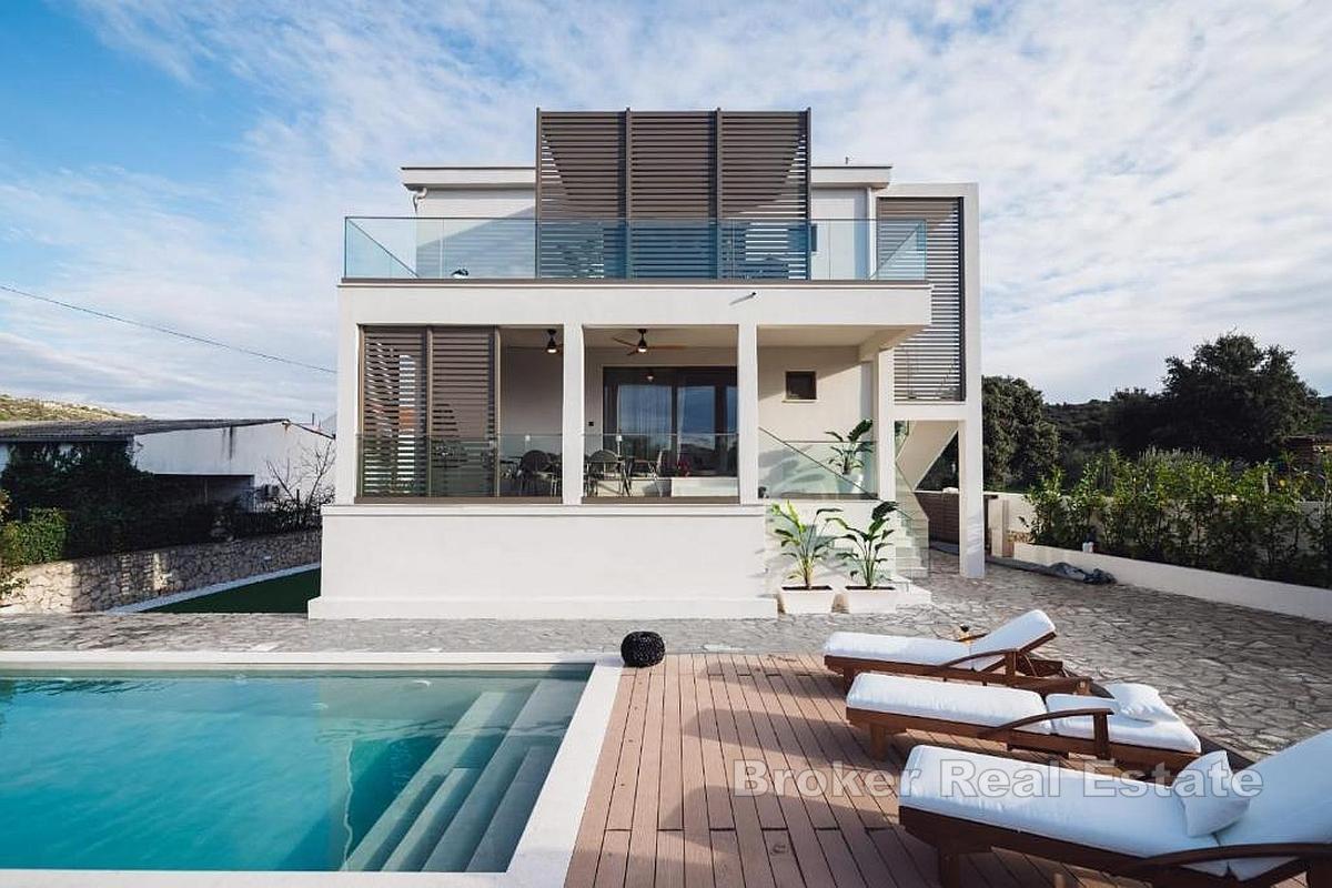 Villa med pool och två lägenheter