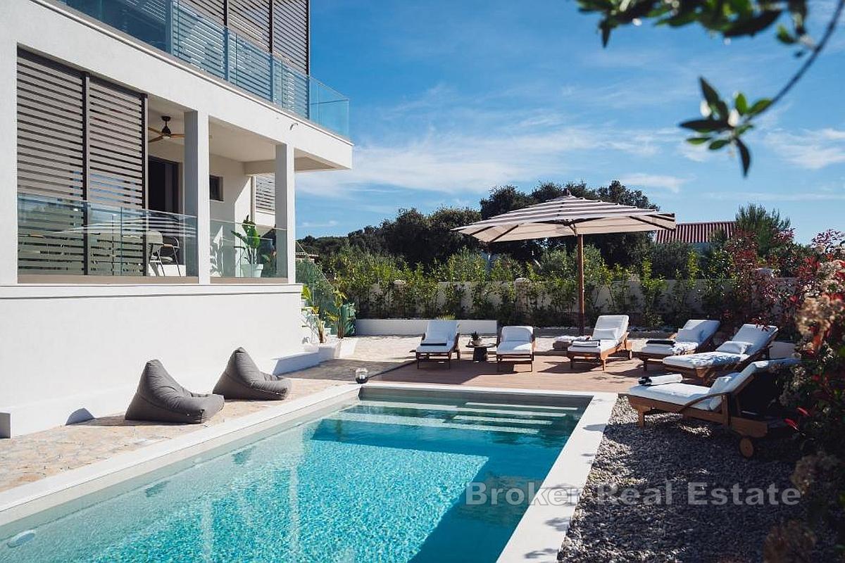 Villa med pool och två lägenheter