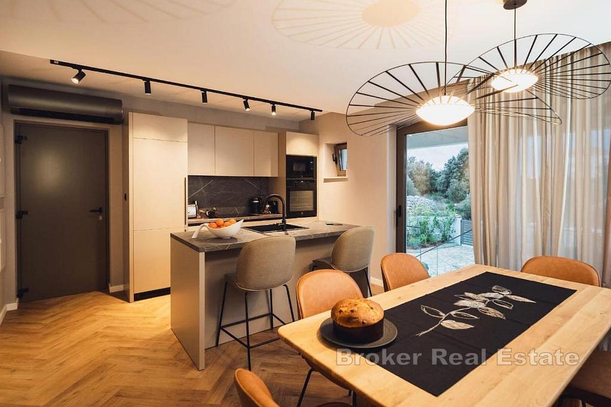 Vila s bazenom i dva apartmana