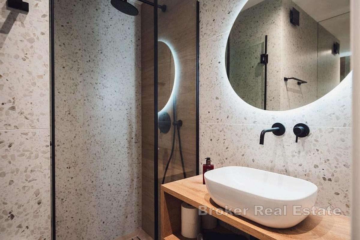 Vila s bazenom i dva apartmana