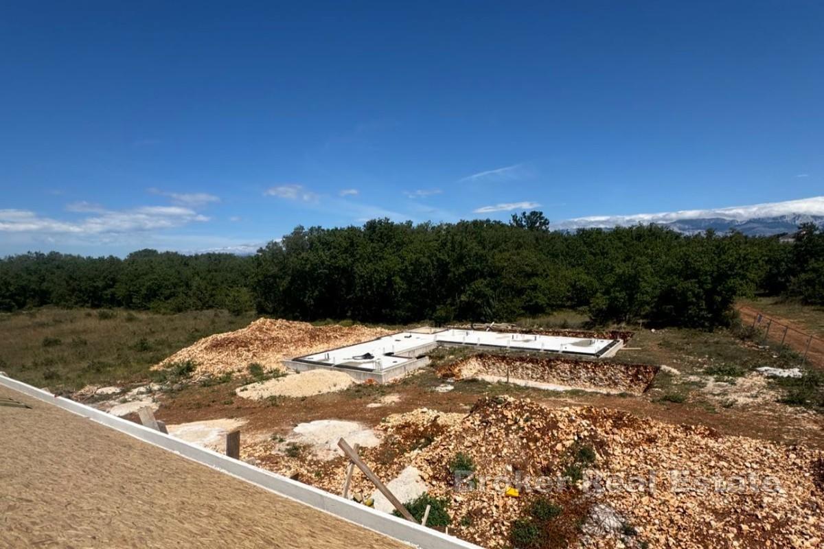 Земельный участок под застройку с действующим разрешением и начатым строительством