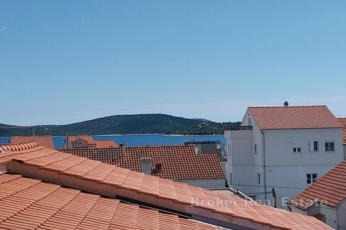 Immeuble d'appartements près de la plage