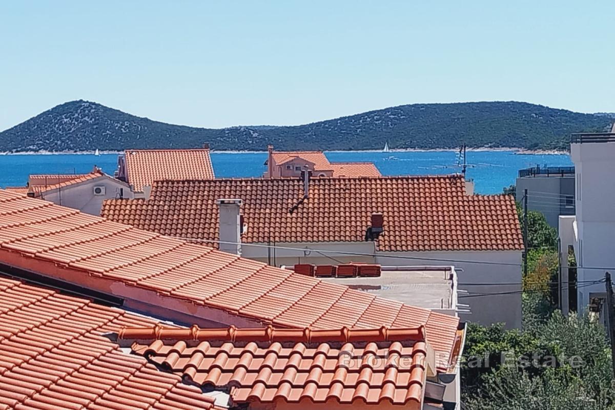 Immeuble d'appartements près de la plage