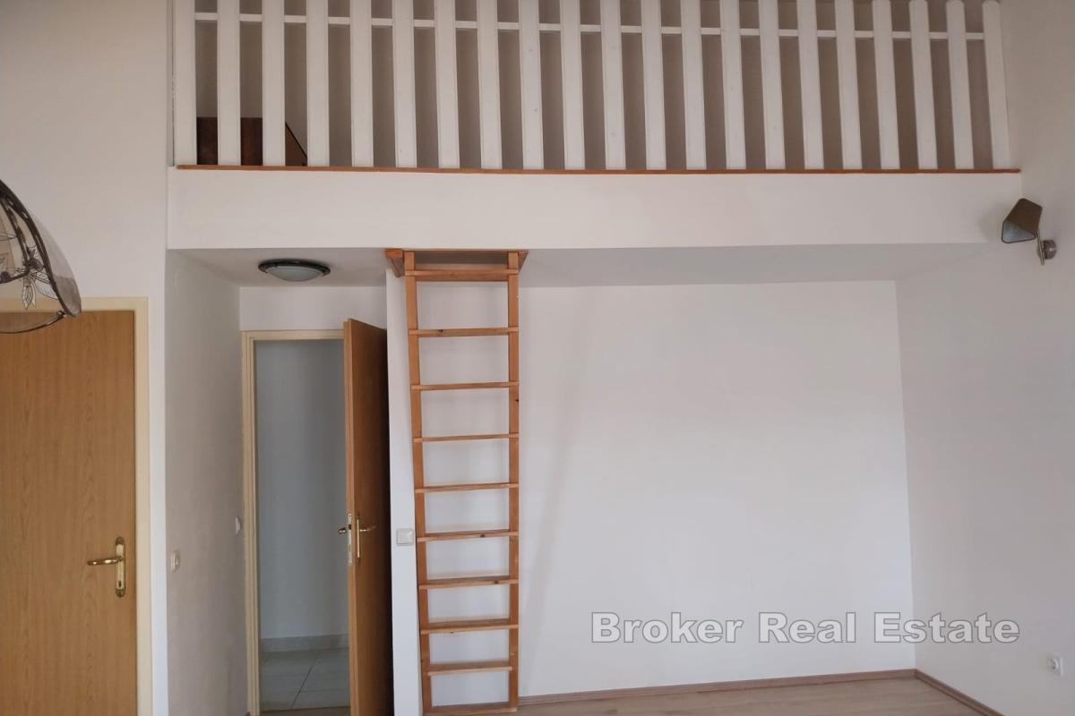 Immeuble d'appartements près de la plage