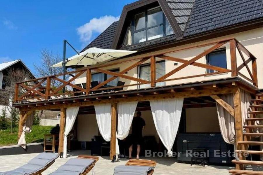 Magnifique maison de trois étages entourée d'une nature préservée