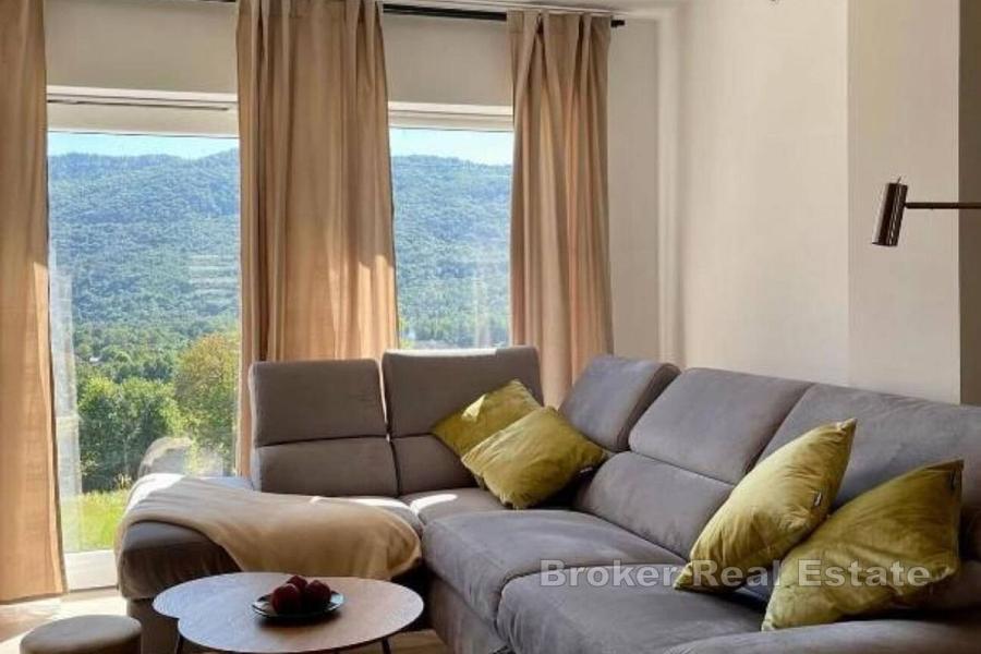 Piękny, trzypiętrowy dom otoczony dziewiczą przyrodą