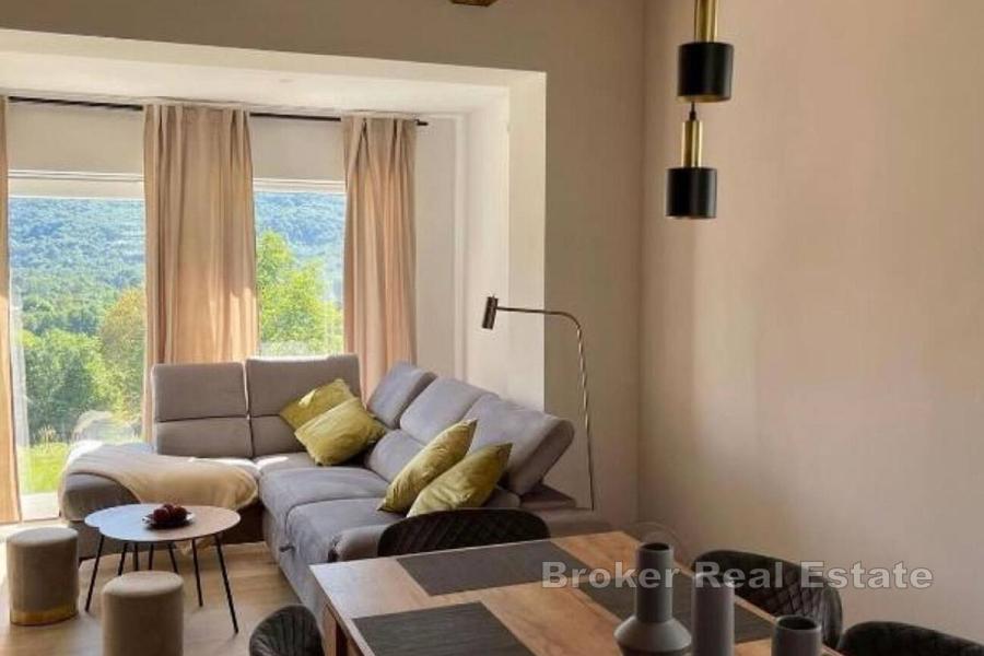 Piękny, trzypiętrowy dom otoczony dziewiczą przyrodą