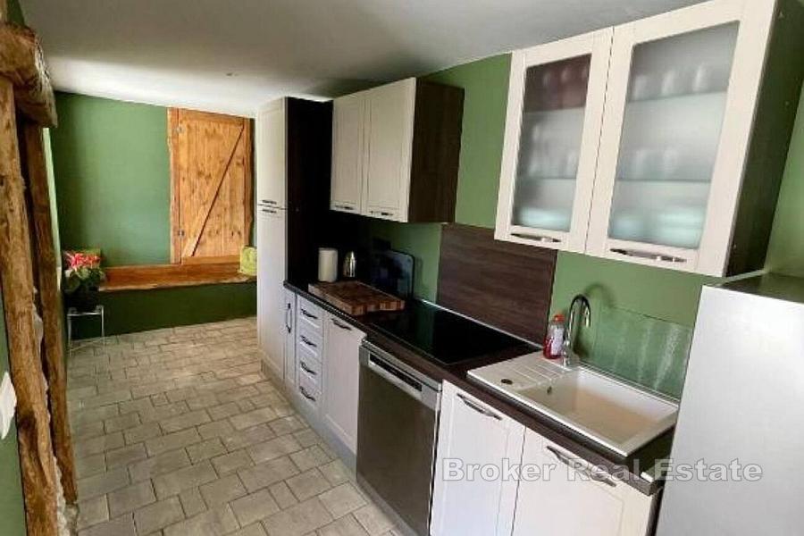 Piękny, trzypiętrowy dom otoczony dziewiczą przyrodą