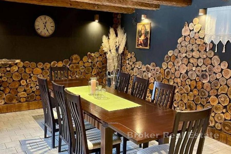 Piękny, trzypiętrowy dom otoczony dziewiczą przyrodą