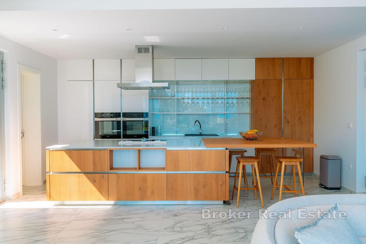 Moderne villa med basseng og panoramautsikt