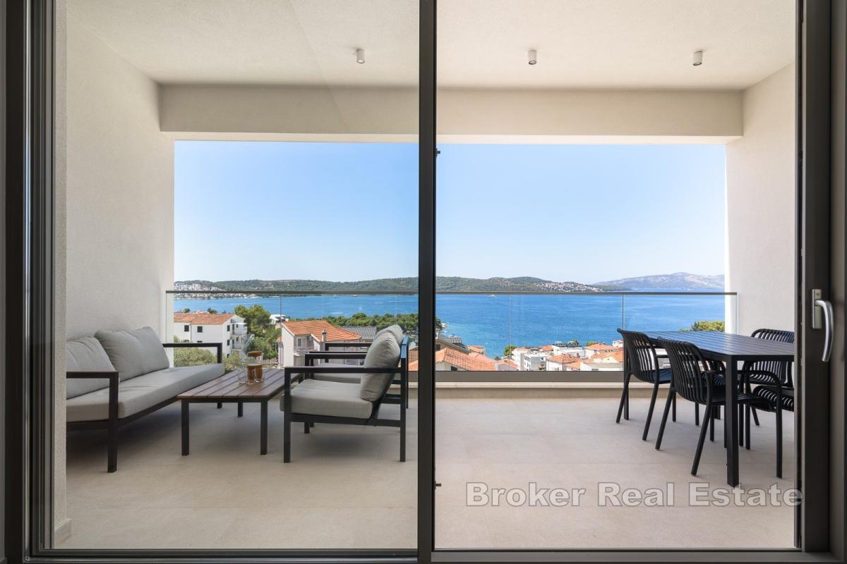 Toppleilighet med havutsikt og basseng