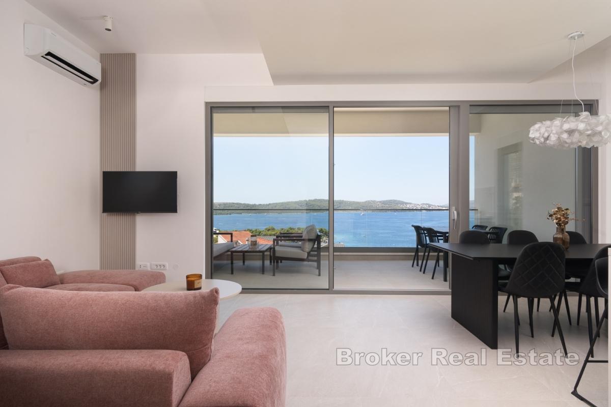 Toppleilighet med havutsikt og basseng