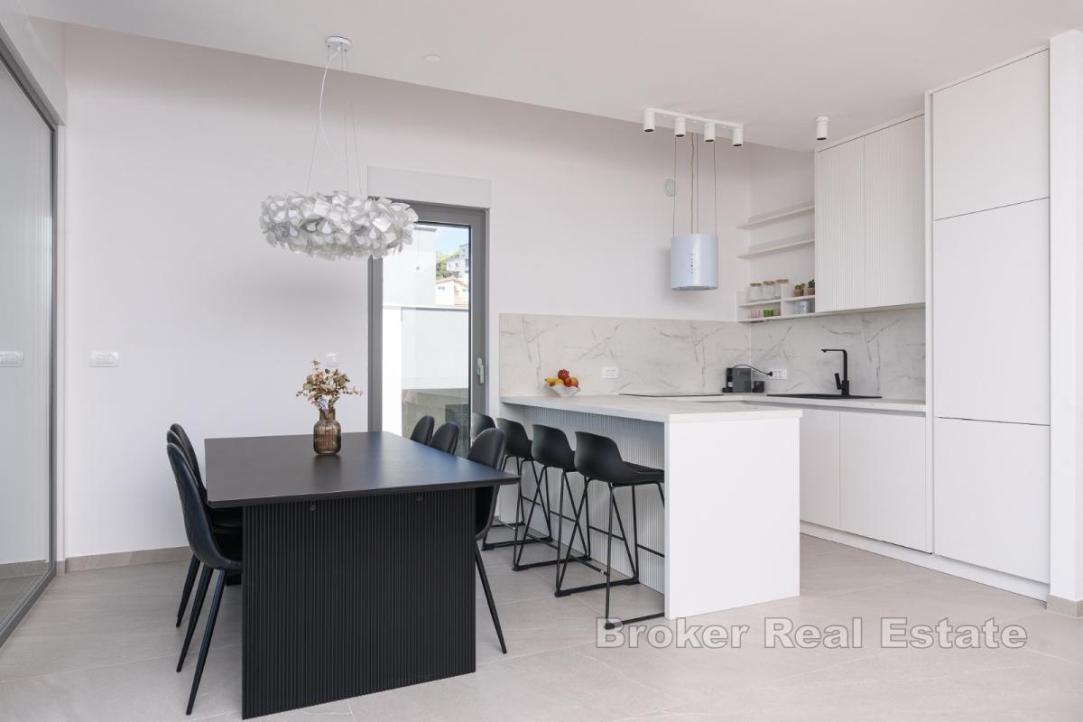 Toppleilighet med havutsikt og basseng