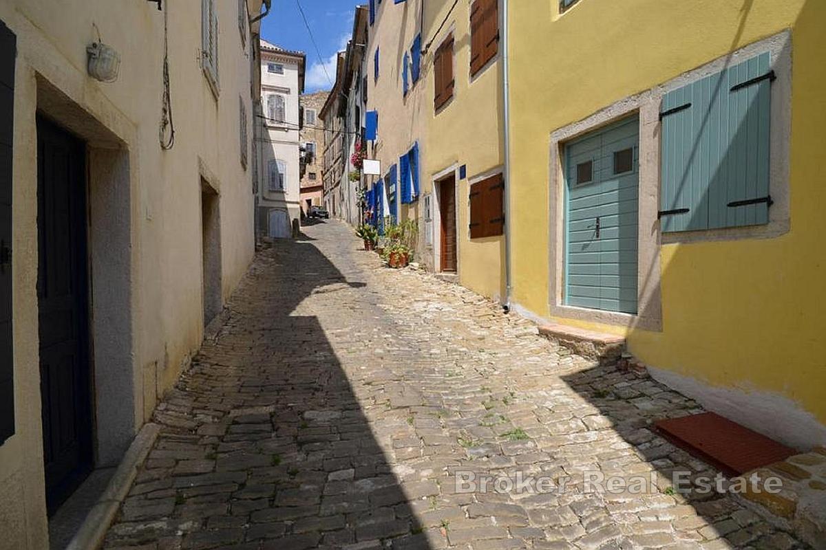 Rekkehus i stein i det historiske sentrum