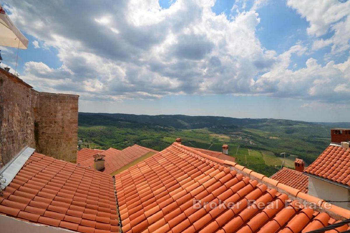 Rekkehus i stein i det historiske sentrum