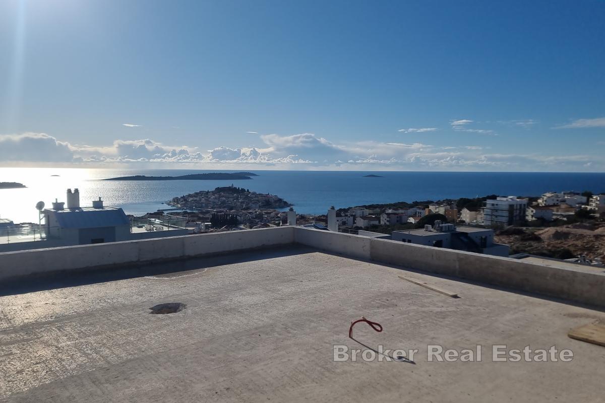 Résidence moderne avec piscine et vue mer