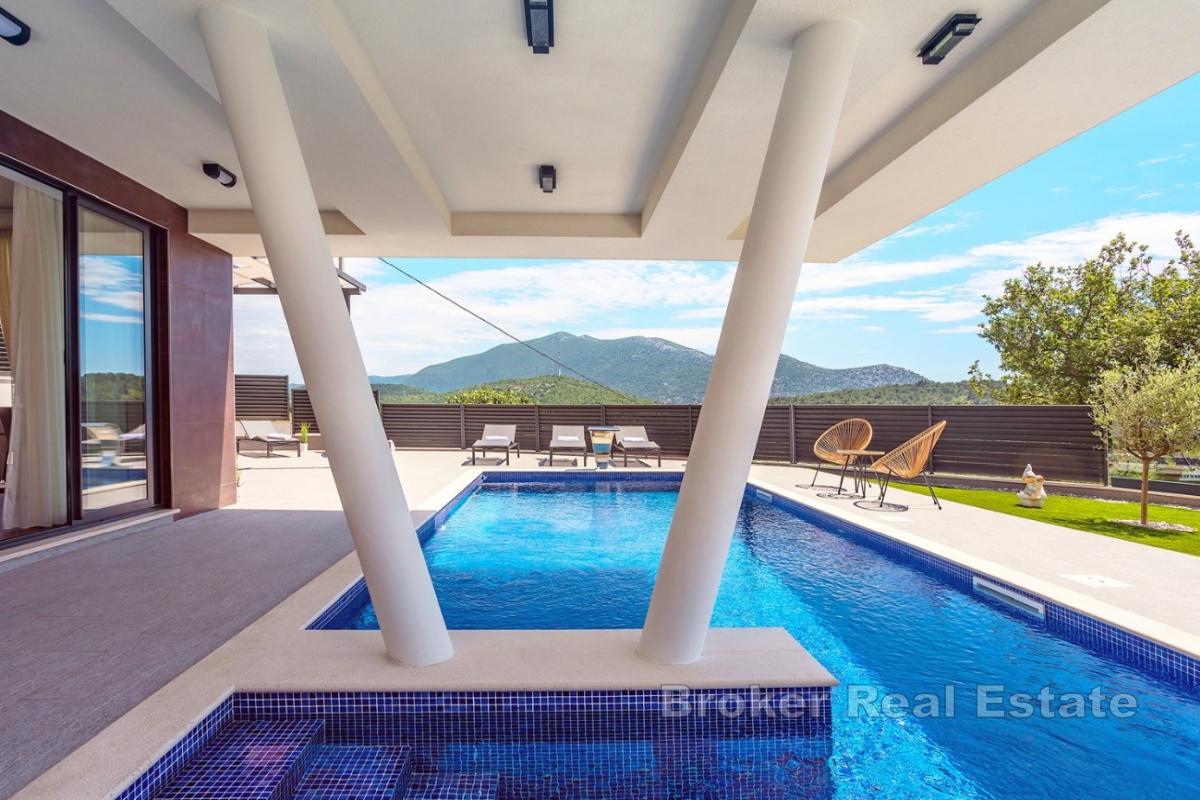 Wunderschöne, moderne Villa mit Pool