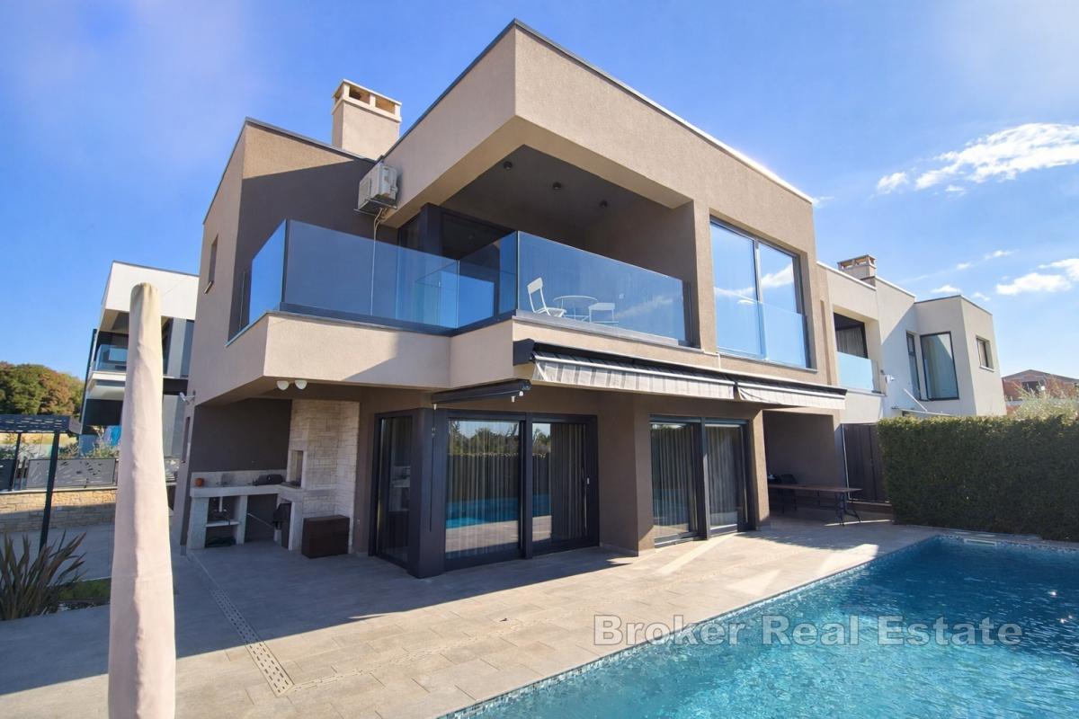 Modern villa i lugnt läge