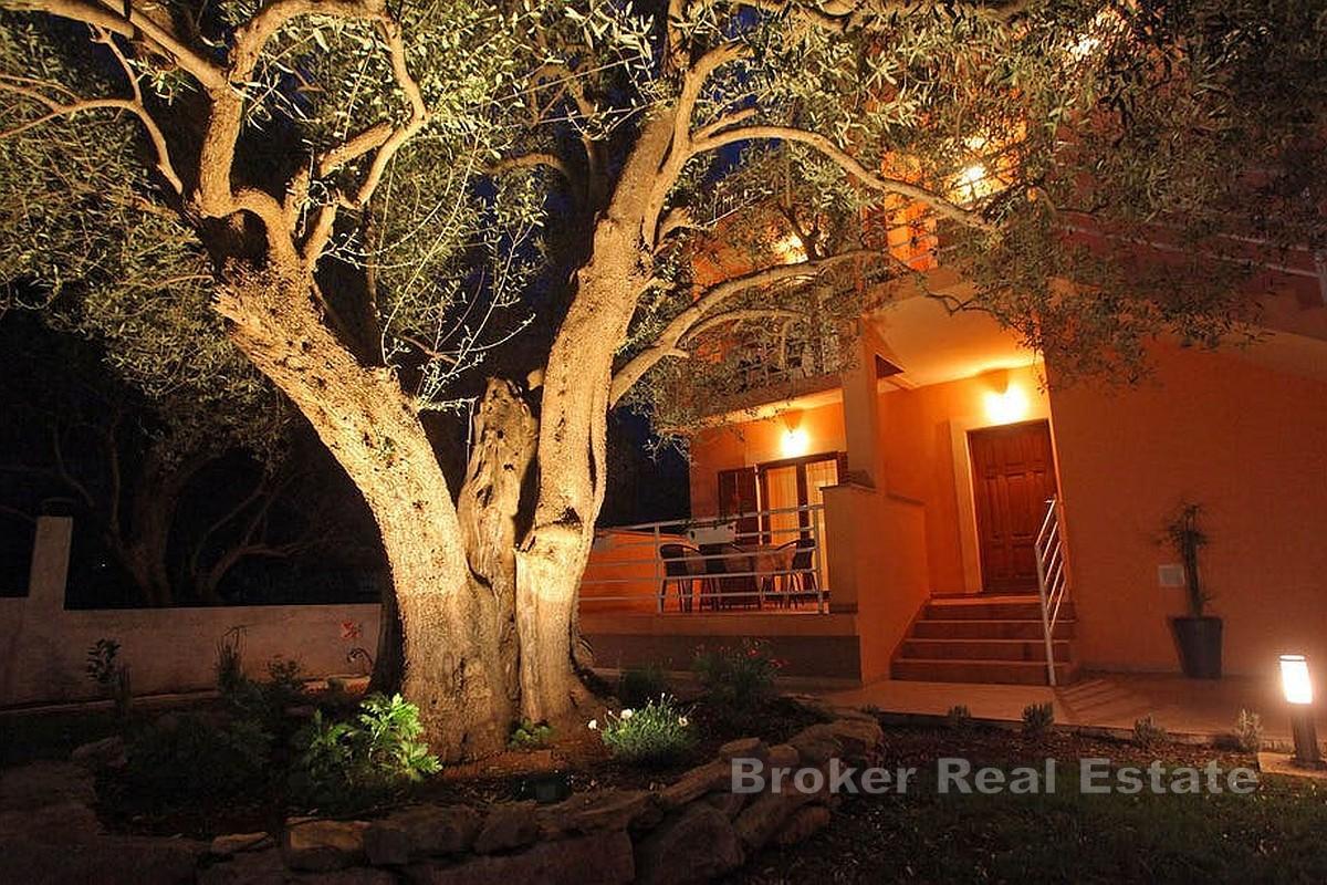 Zweistöckiges Apartmenthaus in Strandnähe