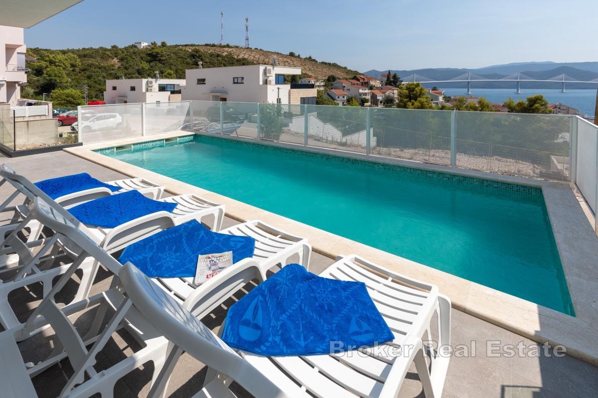 Modern villa med pool nära havet