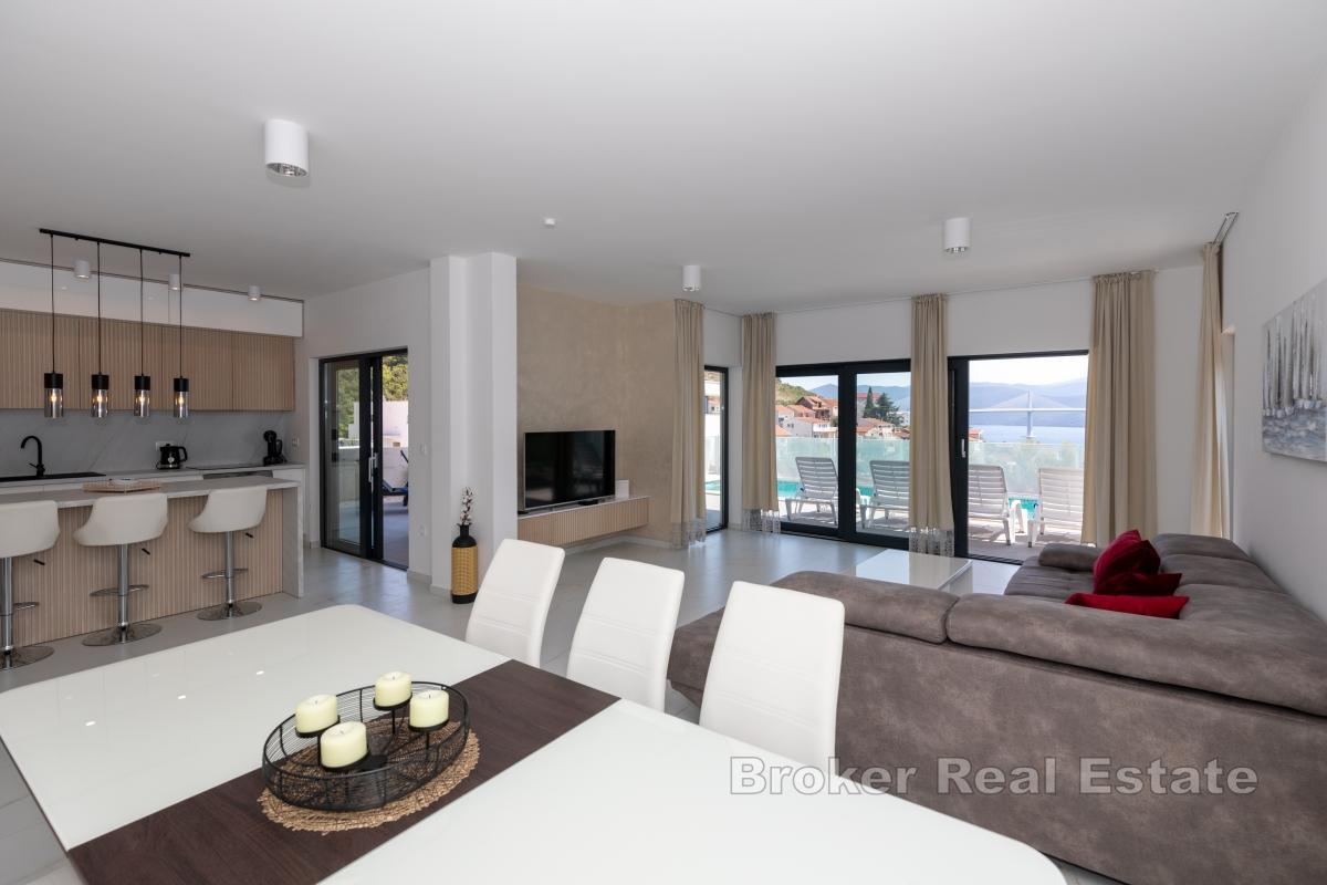 Modern villa med pool nära havet