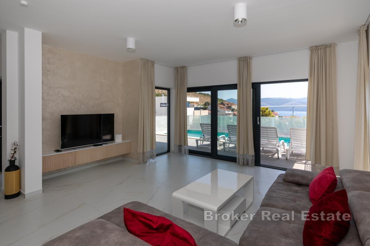 Nowoczesna willa z basenem blisko morza