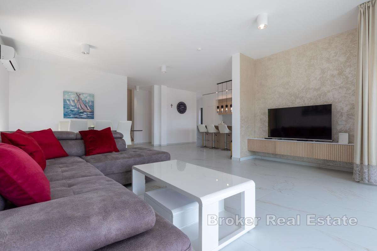 Modern villa med pool nära havet