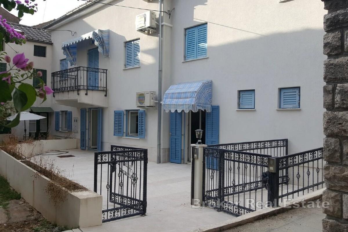 Трехэтажный дом недалеко от набережной