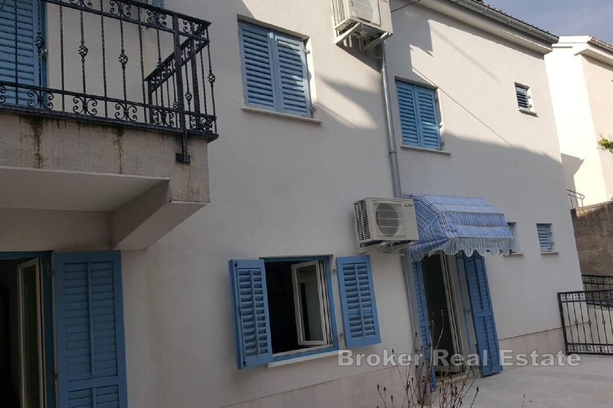 Třípatrový dům blízko nábřeží