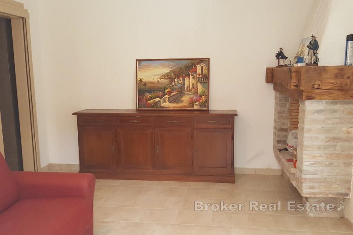 Трехэтажный дом недалеко от набережной