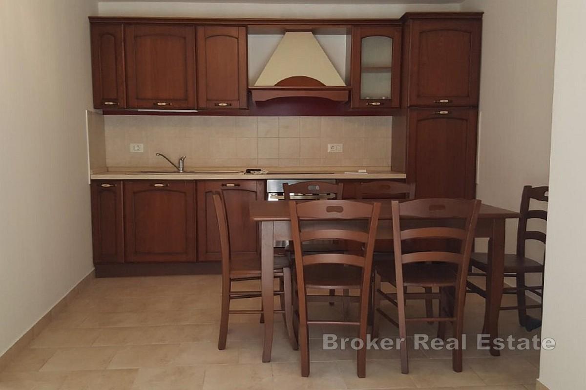 Трехэтажный дом недалеко от набережной