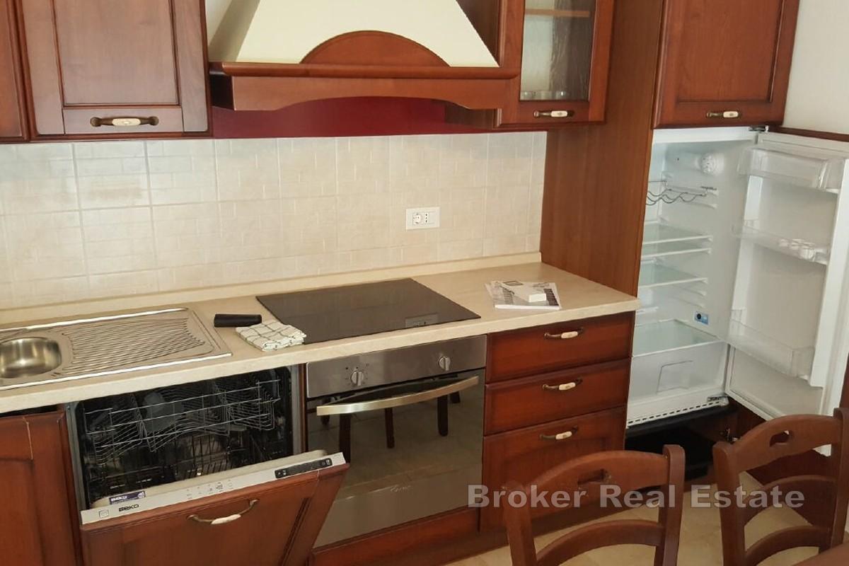 Třípatrový dům blízko nábřeží