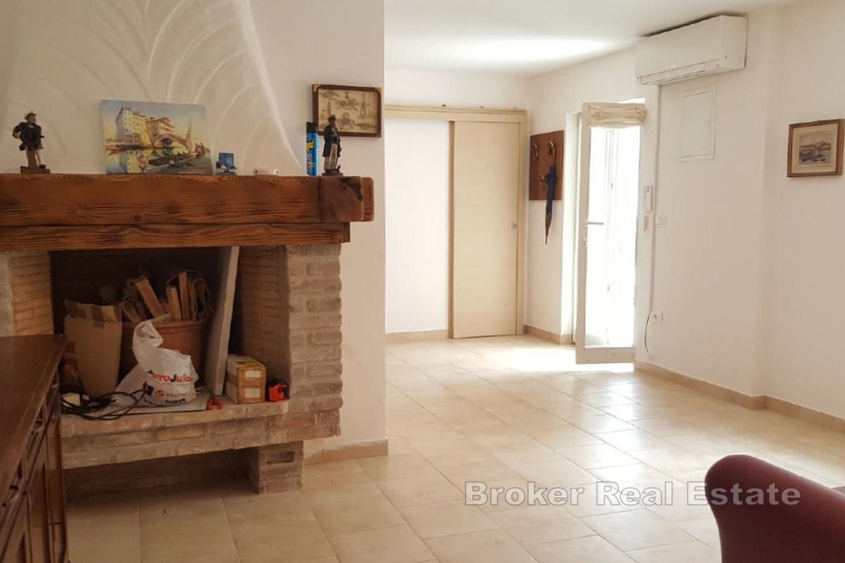 Трехэтажный дом недалеко от набережной